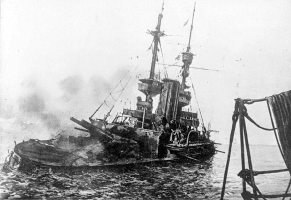 hms irresistible sjunker dardanellerna 1915 Slaget om Dardanellerna under första världskriget. Det brittiska slagskeppet HMS Irresistible sjunker.